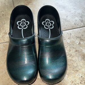 Size 40 sanita Dansko clogs. Only been worn once